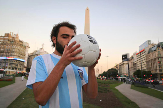 RSE: la pelota #KickItToBrazil de Peugeot pasó por Argentina