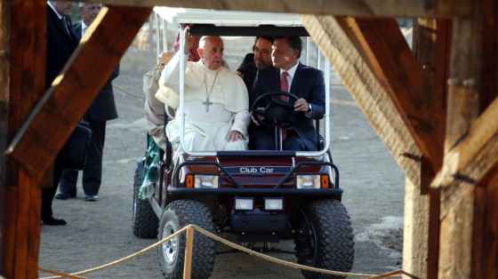 Francisco en un carrito de golf junto al Rey de Jordania.