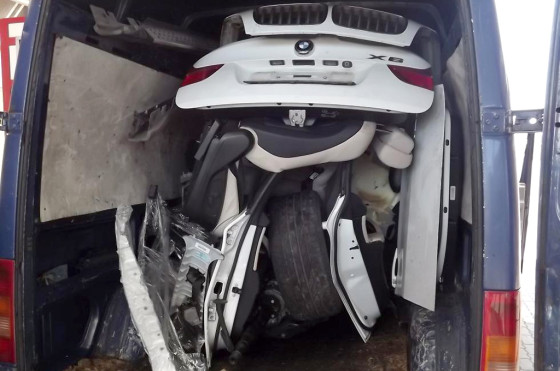 Rumania: encuentran un BMW X6 descuartizado dentro de una van VW