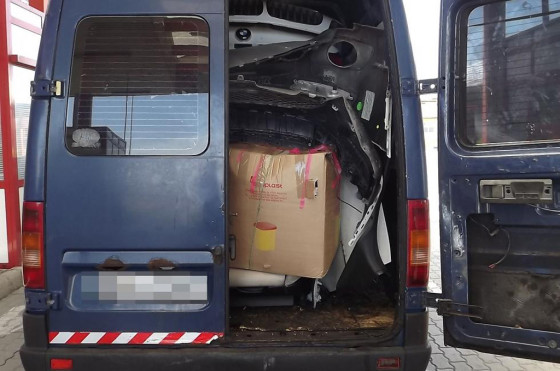 Rumania: encuentran un BMW X6 descuartizado dentro de una van VW