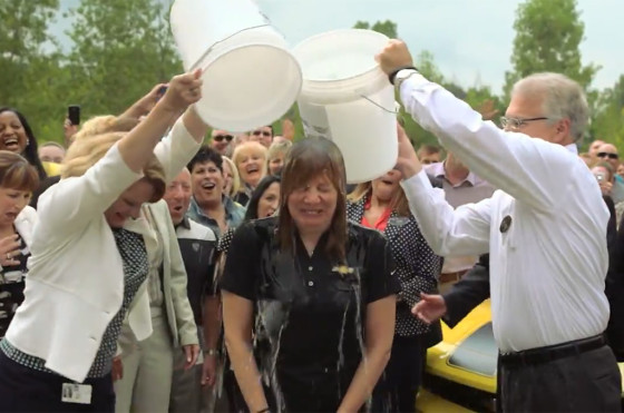 Mary Barra en el Ice Bucket Challenge