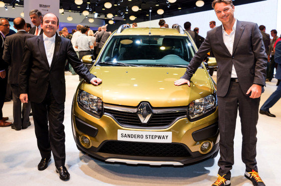 Laurens van den Acker (a la derecha) junto al Renault Sandero Stepway