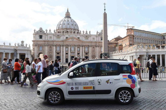 El Papa Francisco rifa un Fiat Panda