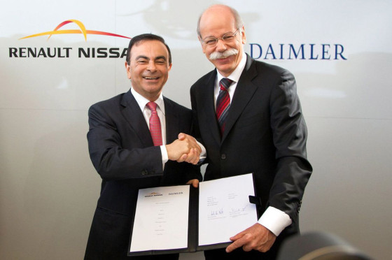 Carlos Ghosn junto a Dieter Zetsche al momento de firmar el acuerdo.