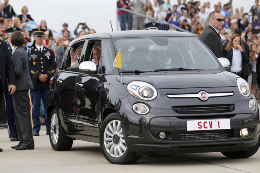 El Papa a bordo de un Fiat 500L