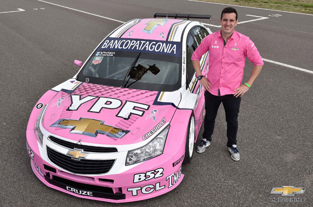Franco Vivian, piloto del Equipo YPF Chevrolet de Súper TC2000, junto a su auto.