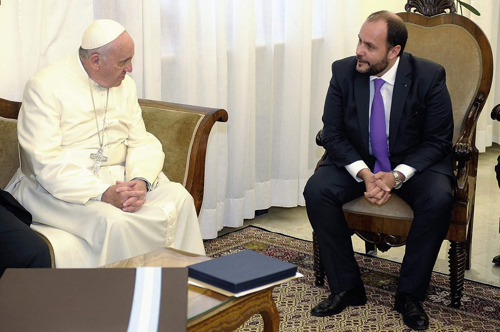 Mercedes-Benz visitó a Papa Francisco y le entregó la primera Vito argentina