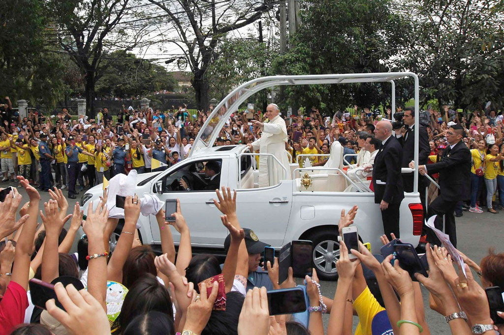 Francisco a bordo del papamóvil en Filipinas