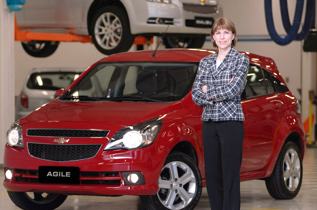 Isela Costantini junto al Chevrolet Agile