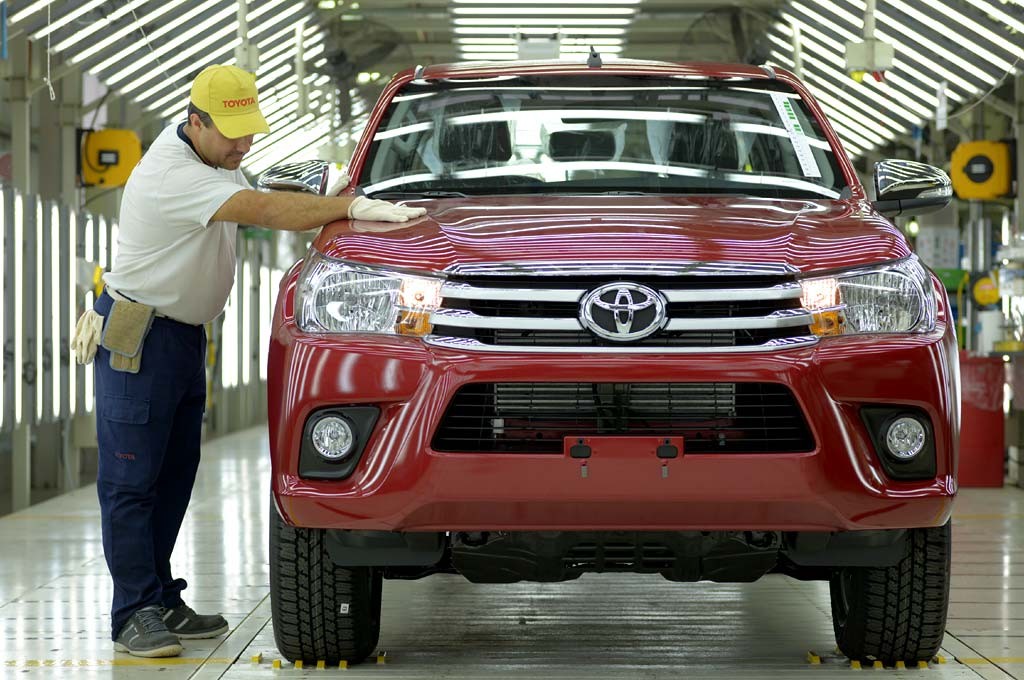 Toyota Hilux saliendo de la planta de Zárate