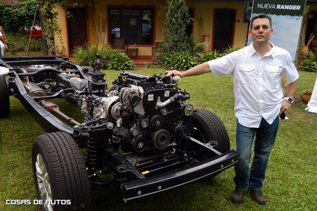 Gustavo Oneto, gerente de Ingeniería de producto de Ford Argentina junto a su criatura.