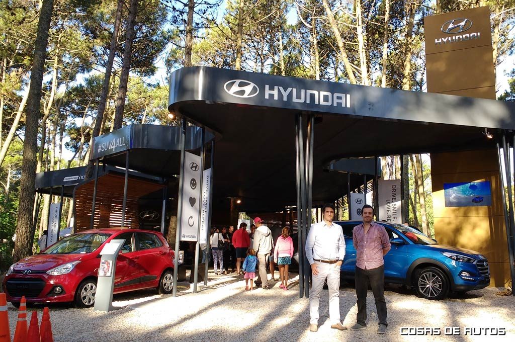 Ernesto Cavicchioli, vice-presidente, y Santiago Rodríguez, responsable comercial, posan orgullosos delante del stand de Hyundai en Cariló.