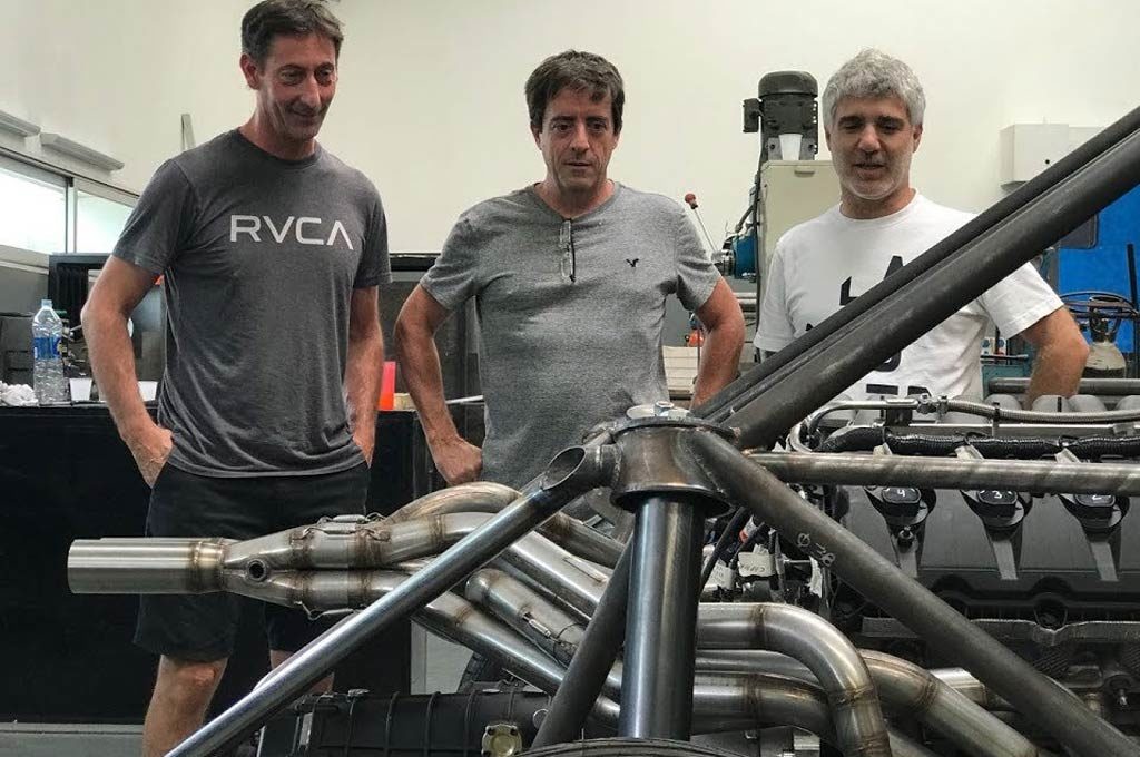 Fede Villagra, Orestito Berta y Javier Ciabattari observan el V8 del SuperCARX.