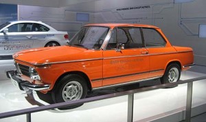 El BMW 2002 elÃ©ctrico que se usÃ³ en los JJ.OO. de Munich 1972 en el Museo de BMW.