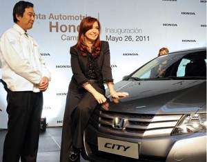 La presidenta Cristina Kirchner sobre el Honda City en la planta de la firma japonesa en Campana.