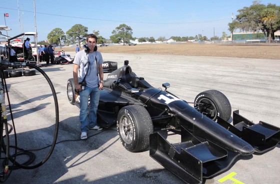 Guerrieri junto al auto de IndyCar del equipo KV Racing.
