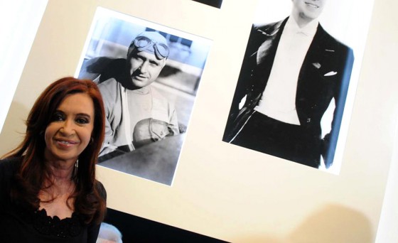 La presidenta Cristina FernÃ¡ndez junto a la foto de Fangio.