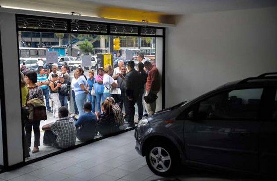 Larga cola en la puerta de un concesionario Chery en Venezuela. Foto: AFP