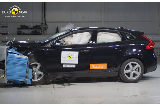 El Volvo V40, con su airbag para peatones, ya es el auto más seguro de su segmento