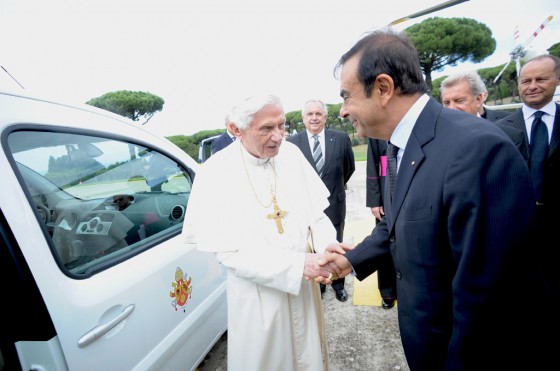 Carlos Ghosn le entrega el Papamóvil eléctrico a Benedicto XVI