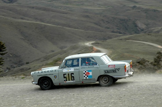 Se larga el Gran Premio Argentino Histórico con el sponsoreo de Peugeot.