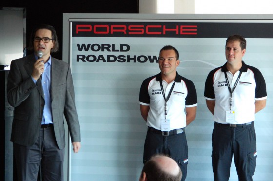 Gustavo Gioia, Gerente General de Porsche Argentina, da la bienvenida secundado por los instructores.