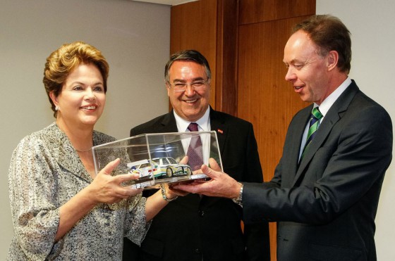 Dilma Rousseff recibe un BMW Art Car a escala de manos de Ian Robertson de BMW.