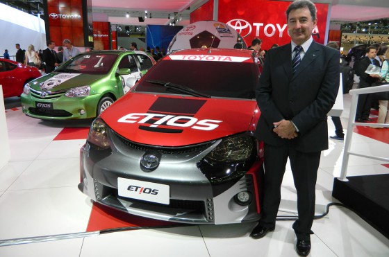 Daniel Herrero junto al Toyota Etios.