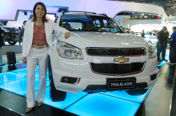 Isela Costantini junto a la Chevrolet Trailblazer en el Salón de San Pablo 2012.