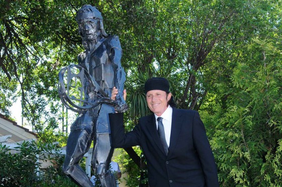 De la mano de Peugeot, Vilas tiene su propia escultura-homenaje
