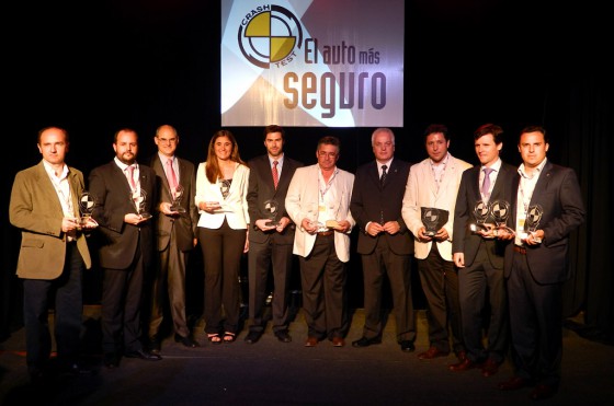 Los representantes de las marcas ganadoras en los Autos más Seguros 2012.