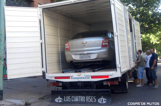 Un Chevrolet Cobalt suelto en Buenos Aires