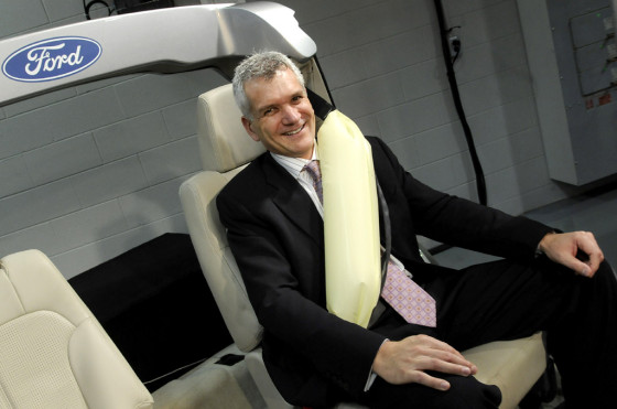 Paul Mascarenas con el cinturón de seguridad con airbag desarrollado por Ford.