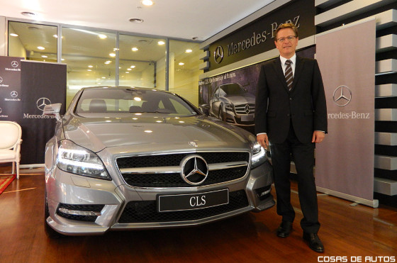 El presidente de Mercedes-Benz Argentina, Roland Zey, junto al Nuevo CLS.