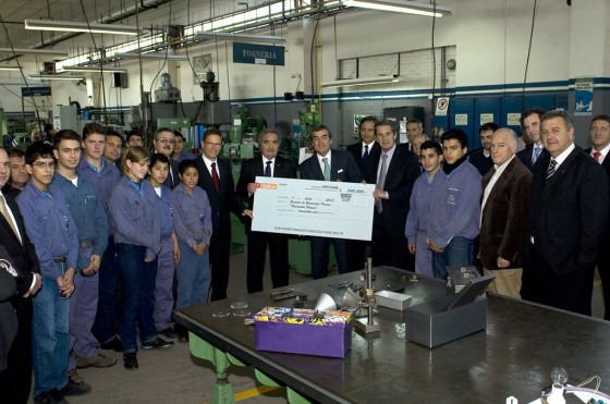Donación para la escuela técnica Fundación Fangio