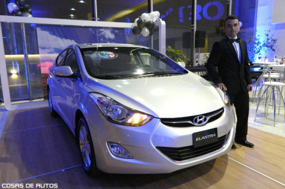 Arturo Ramírez posa junto al Nuevo Hyundai Elantra