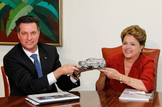 Thomas Schmall, CEO de VW Brasil y Dilma Rousseff con la maqueta del Golf VII.