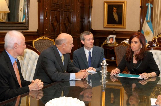 Dan Akerson, CEO de GM, junto a Cristina Kirchner.