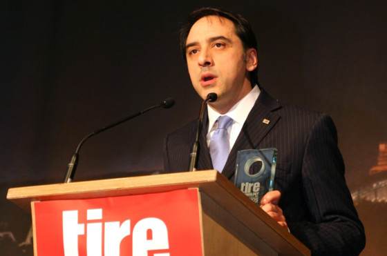El premio fue entregado a Emilio Tiberio, Director de Desarrollo de Neumáticos Centro Técnico de Bridgestone Europe, durante la Expo Tecnología del Neumático de 2014 celebrada en Colonia, Alemania.