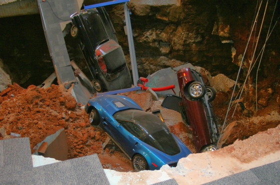 Los autos yacen en el pozo que se generó en el Museo Corvette.
