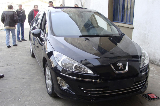 El Peugeot 408 al llegar a la Escuela Técnica Nº2 de Avellaneda