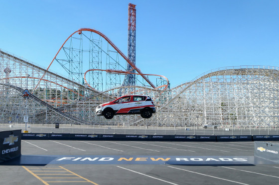 Acrobacia: un Chevrolet Sonic consiguió un récord Guiness en salto hacia atrás