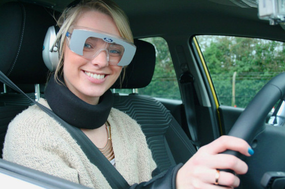 Ford creó un traje experimental que simula la conducción en estado de ebriedad