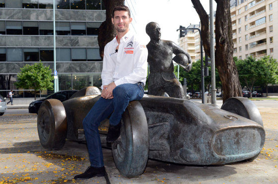 Pechito junto a la estatua de Fangio