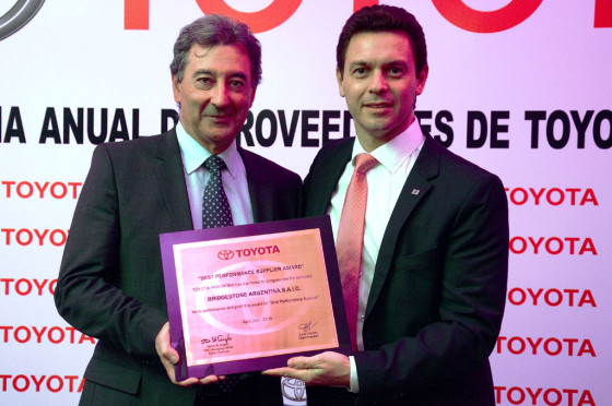 Daniel Herrero, titular de Toyota Argentina le entrega el premio a Agustín Pedroni, presidente de Bridgestone Argentina.