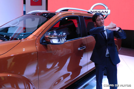 Taro Ueda junto a la Nissan Frontier