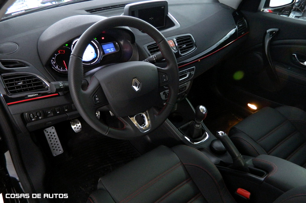Фото Renault Fluence (2010 - 2012) поколение I - Пластиковая отделка салона Flue