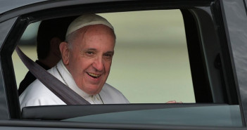 Papa Francisco con cinturón
