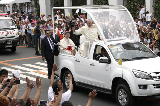 Francisco abordo del papamóvil en Filipinas