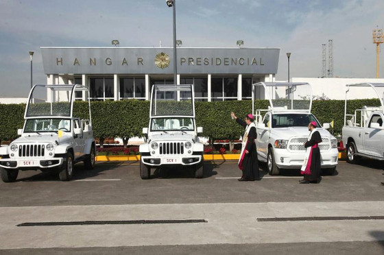 La flota de papamóviles para México